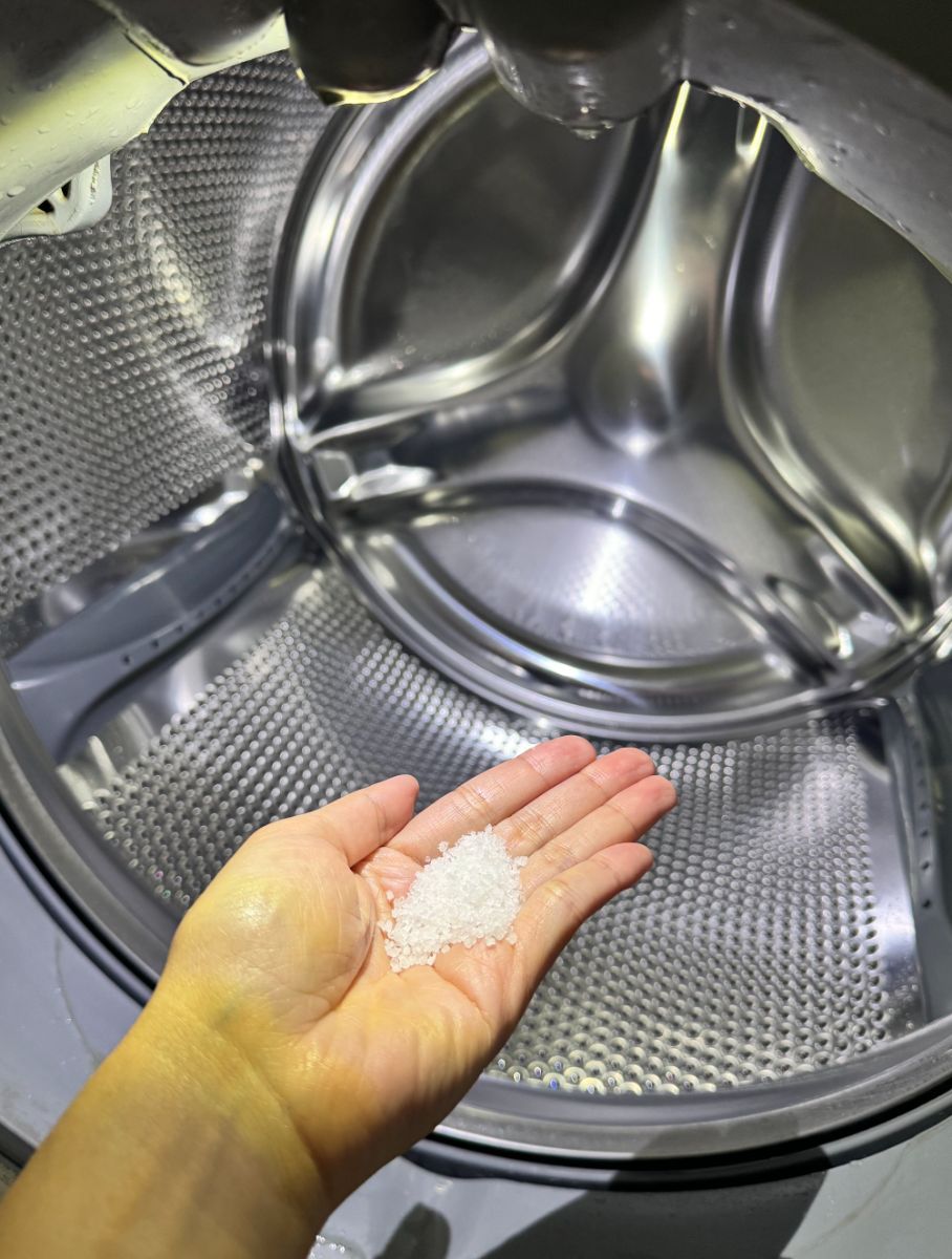 Put Salt In Your Washing Machine. This Is Something Appliance Repairmen Will Never Tell You