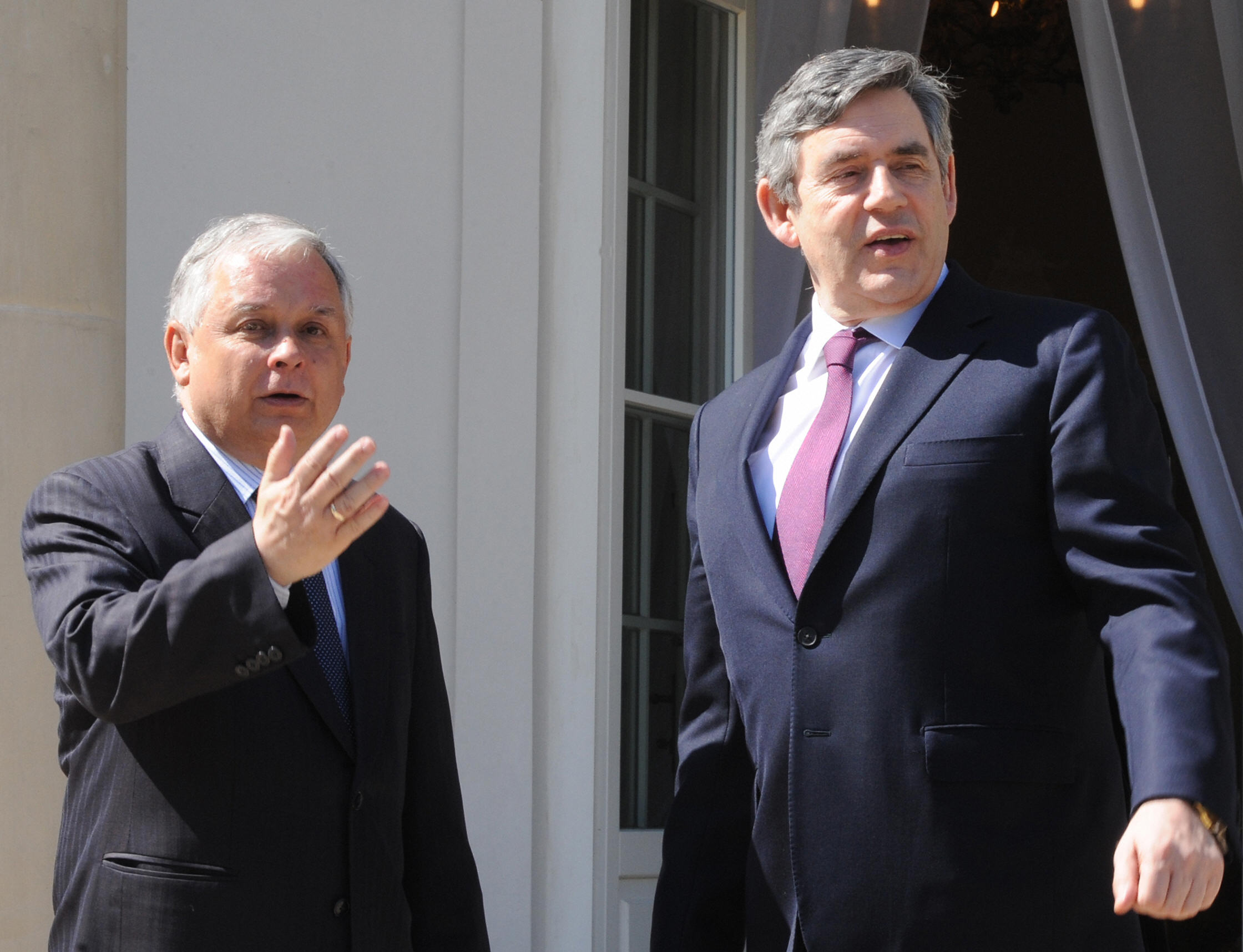 Lech Kaczyński and British Prime Minister Gordon Brown photographed during their meeting in Warsaw on April 28, 2009. | Source: Getty Images