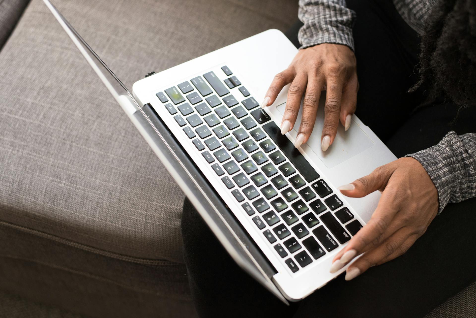 A woman using her laptop | Source: Pexels