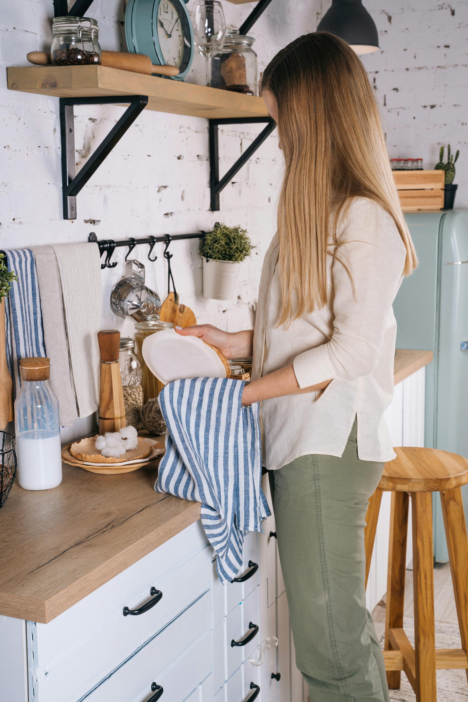 A woman drying dishes | Source: Pexels