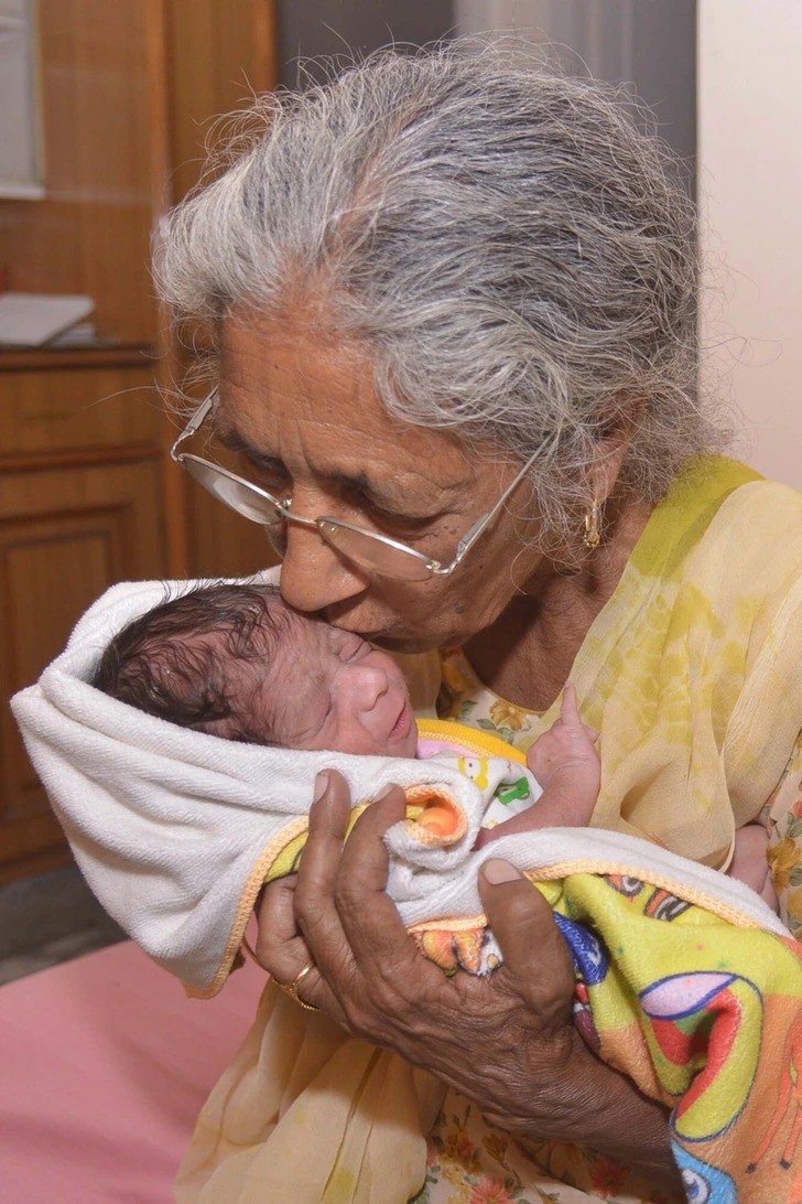 A 72YearOld Mom Gave Birth to Her First Baby 2